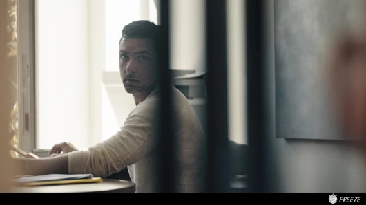 Üvey baba üvey kızını donduruyor ve onu birden fazla yüksek sesle inleyerek orgazm oluyor