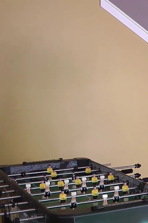 Striptizli bir langırt oyunu sonunda şaplak atma ikramı vaat ediyor