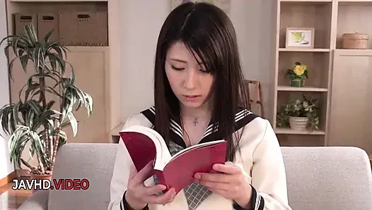 Safada Mitsuki Akai dá boquete asiático sensual antes de ação hardcore