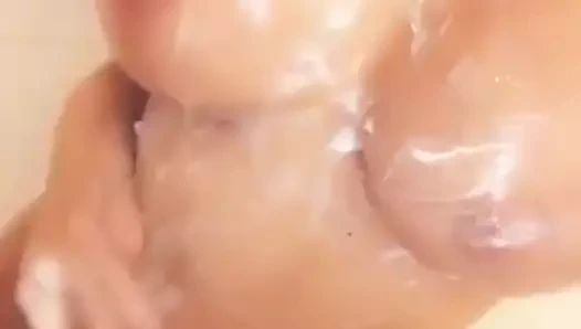 Celeb amy c içinde duş