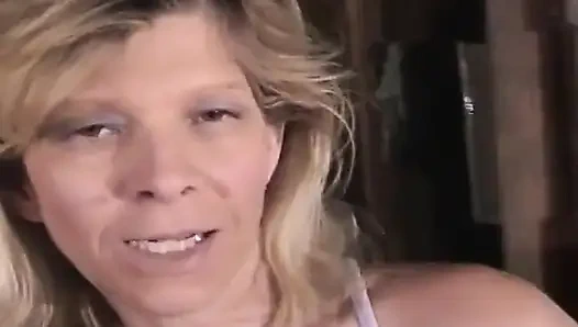 Genç ateşli hizmetçi patronu baştan çıkarmak için elinden geleni yapıyor