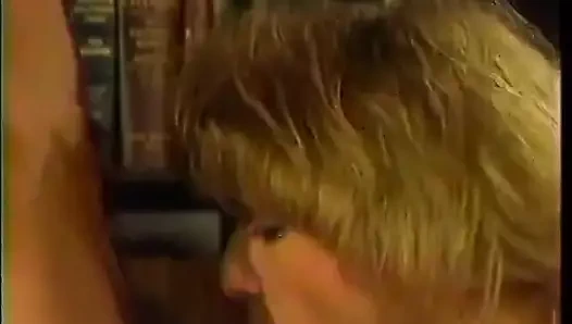 Azgın adam sakso çektikten sonra sarışın sürtüğü sikerken zevk içinde