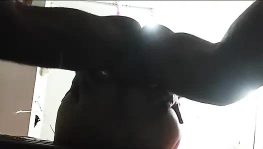 Hintli evli kadın seksi kocasıyla domalarak sikişmeyi seviyor