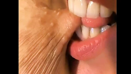 yakın çekim meme yalama