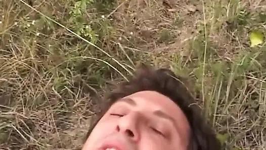Açık havada harika bir sikişiyor