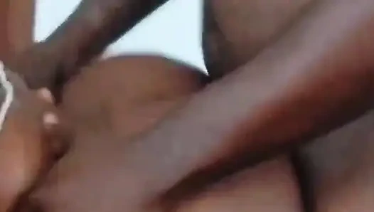 Büyük yumuşak götünü ekranda siktiğine emin olmak için selfie çubuğu tuttu