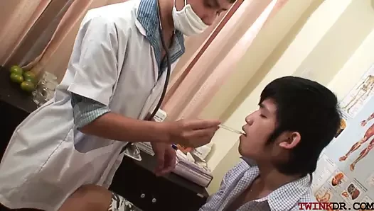 yumruklu Asya twink mastürbasyon süre barebacked tarafından doktor