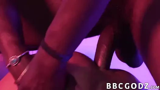 siyah sporcu bağlar onun twink yukarı ve perişan onun sıkı göt ham