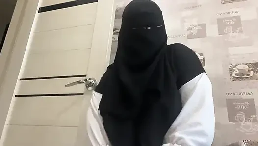 Külotlu Suriyeli orta yaşlı seksi kadın amcığını okşuyor