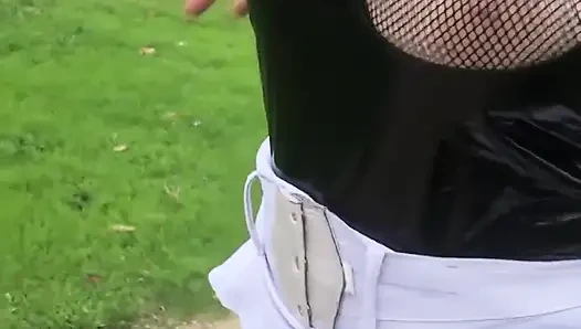 Mikro etek ve fişli park fahişesi