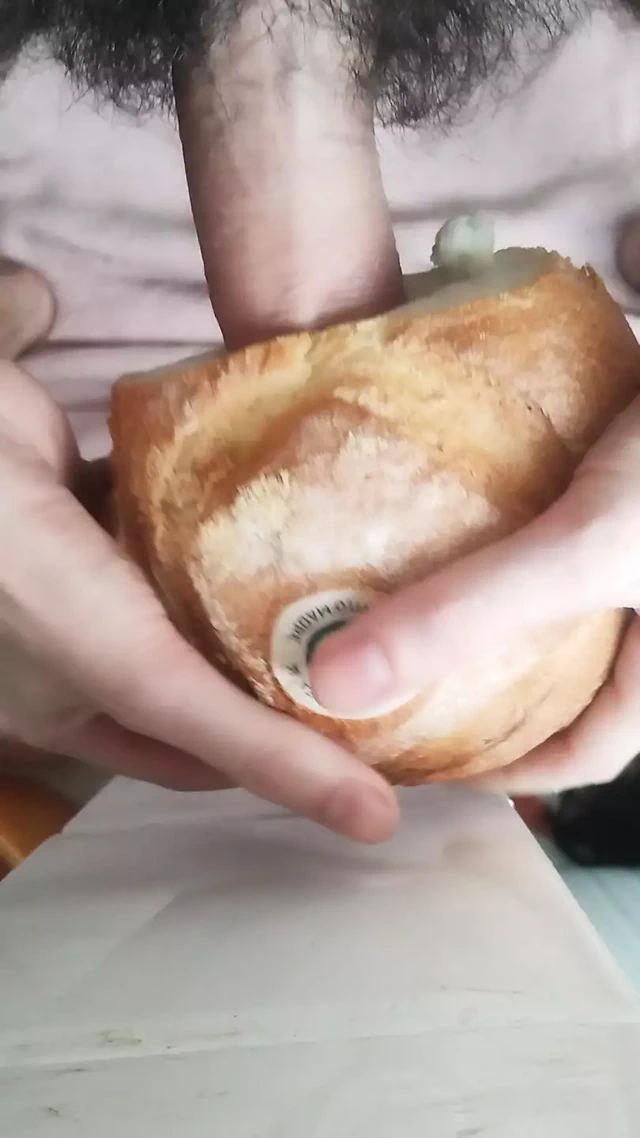 Taze ekmekle sikişiyor