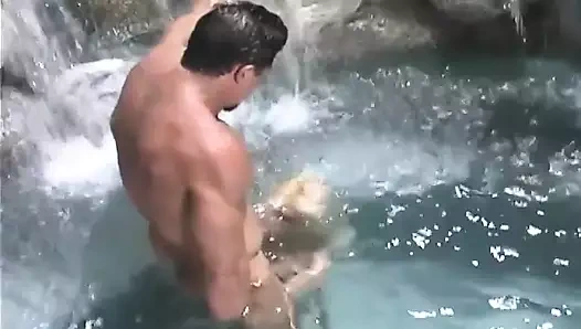 Sarışın hatun yarak emiyor ve amcığını sikiyor. Cindy Crawford