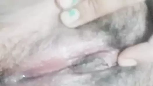 Kız orgazm olmak için amına mastürbasyon yapıyor