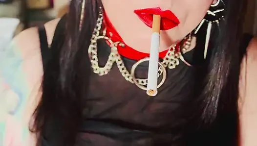 Lateks eldivenler, mücevher ve sigara içen bir kraliçe! Tina Snua sigara içiyor ve eldivenli ellerini gösteriyor - sürüklenen sallanan halkalar