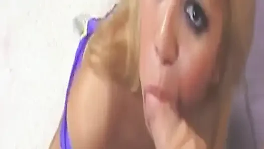 Olgun hatun derin amcık yalama ve parmaklama çılgınlığı için götünü açıyor