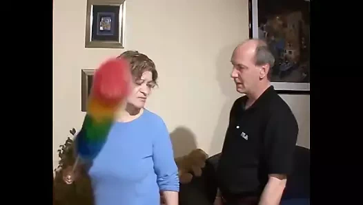 Esmer nine kocasını sikiyor ve ağzına boşaltıyor