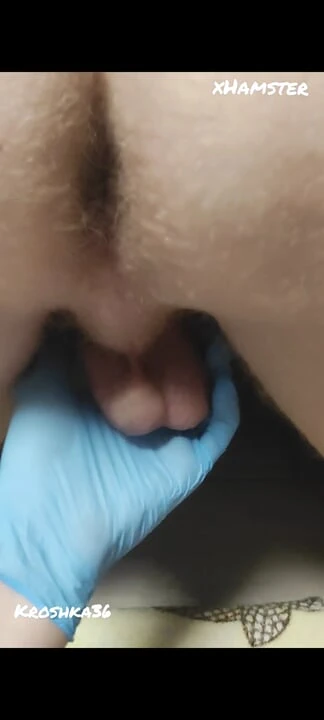 Önce parmaklarıyla sonra takma yarakla oğlunu sikiyor