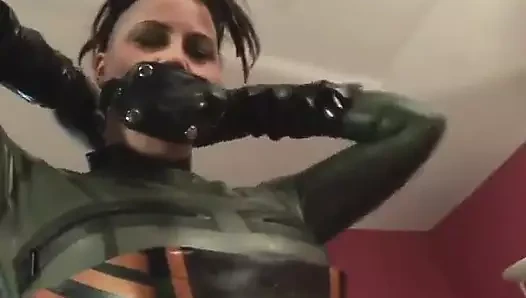 Vahşi kaltaklar kanepede çılgın lezbiyen grup seks yapıyor