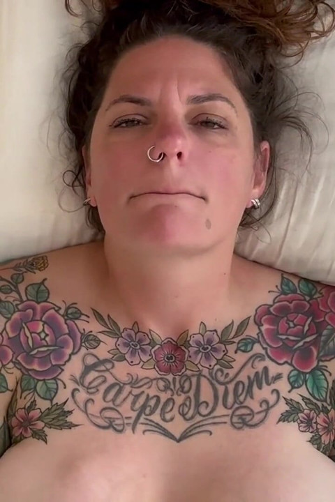 Carrie capri dildo kendini sikiyor ve sert boşalıyor!!