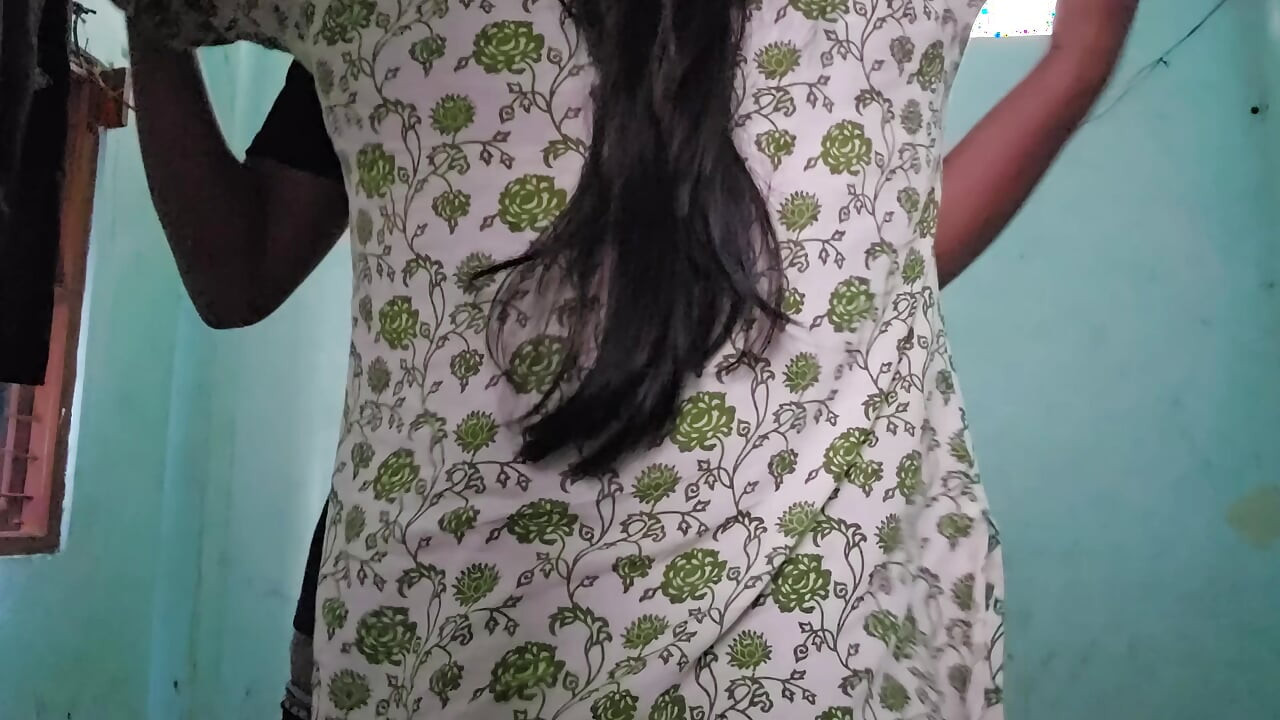 Kız arkadaşımın göğüslerini sikiyorum ve dokunuyorum. Hintli seks videosu