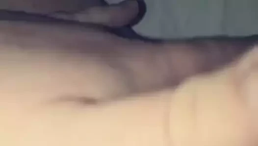 Tatlı kedi ile oynuyor