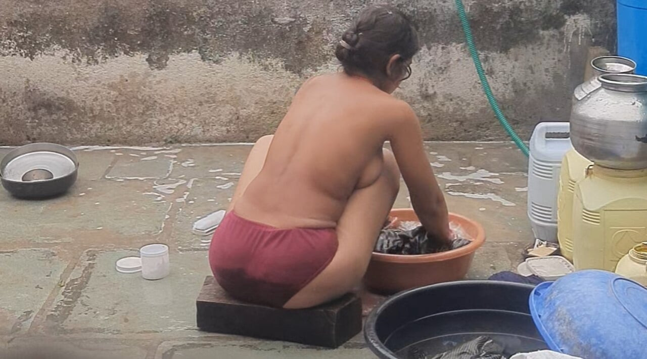 Üvey kız kardeş desi banyosunda