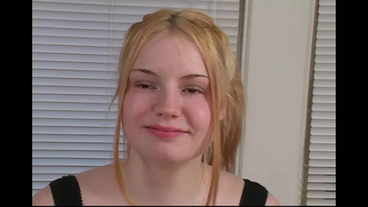 Çaresiz amatörler ateşli sarışın Tatiana pornoya yeni başladı ve seksi minyon Asyalı nikko büyük sert yarakla sikiliyor