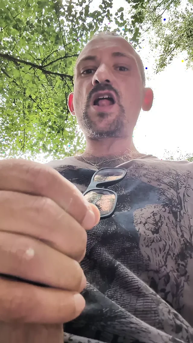 Parkta mastürbasyon yapıyor