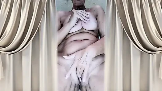 Ateşli olgun lukerya sıkılıyor ve hevesle çamaşır makinesinde mastürbasyon yapıyor