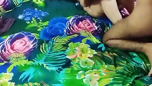 Üvey kız kardeş üvey erkek kardeşiyle zamanının tadını çıkarıyor