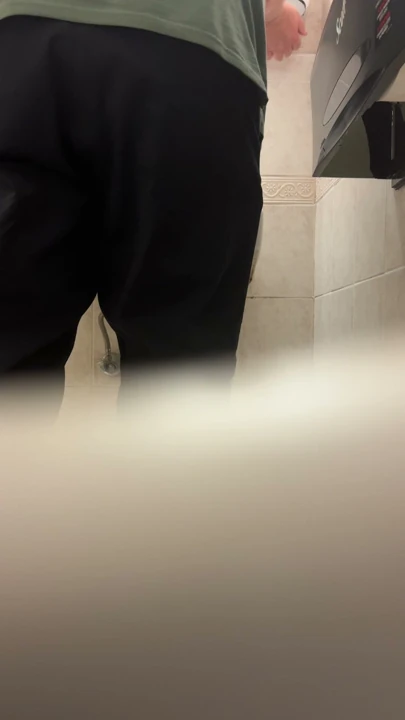 Umumi tuvalette işemek