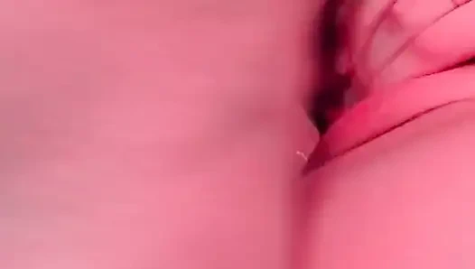 Kızıl saçlı güzel kadın tutkuyla yalanıyor