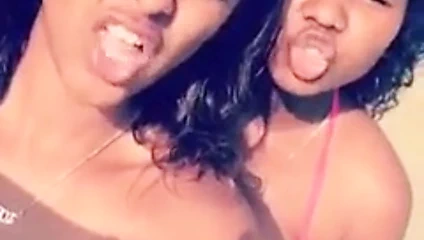 Deniz kenarında iki güzellik.