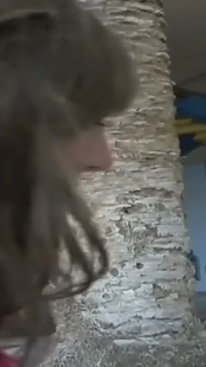 Vibratör bir sarışının bacaklarının arasında derine bastırıldı - uzun saçlı esmer krem kanepede titreştiriyor