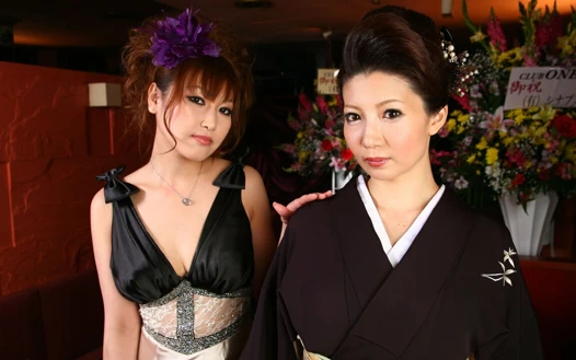 Japon orta yaşlı seksi kadın ve kimonolu genç kız jav üçlü sekste sikiliyor