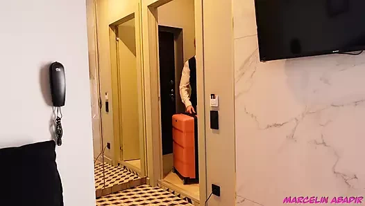 Zengin kaltak otel işçisi kendini sikiyor