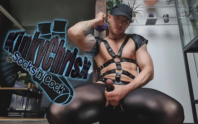 KinkyChrisx - сбруя, колготки, игрушки и мой сквиртующий хуй