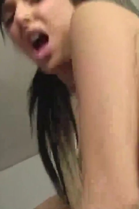 Sıska esmer genç kız için sert kanepe seksi