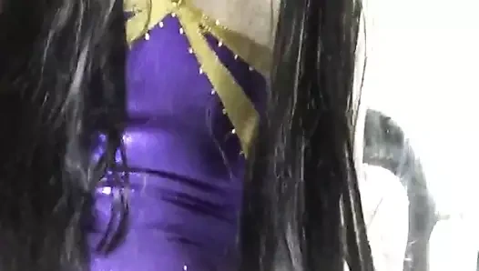 mastürbasyon ile mavi metalik tek parça streç giysi