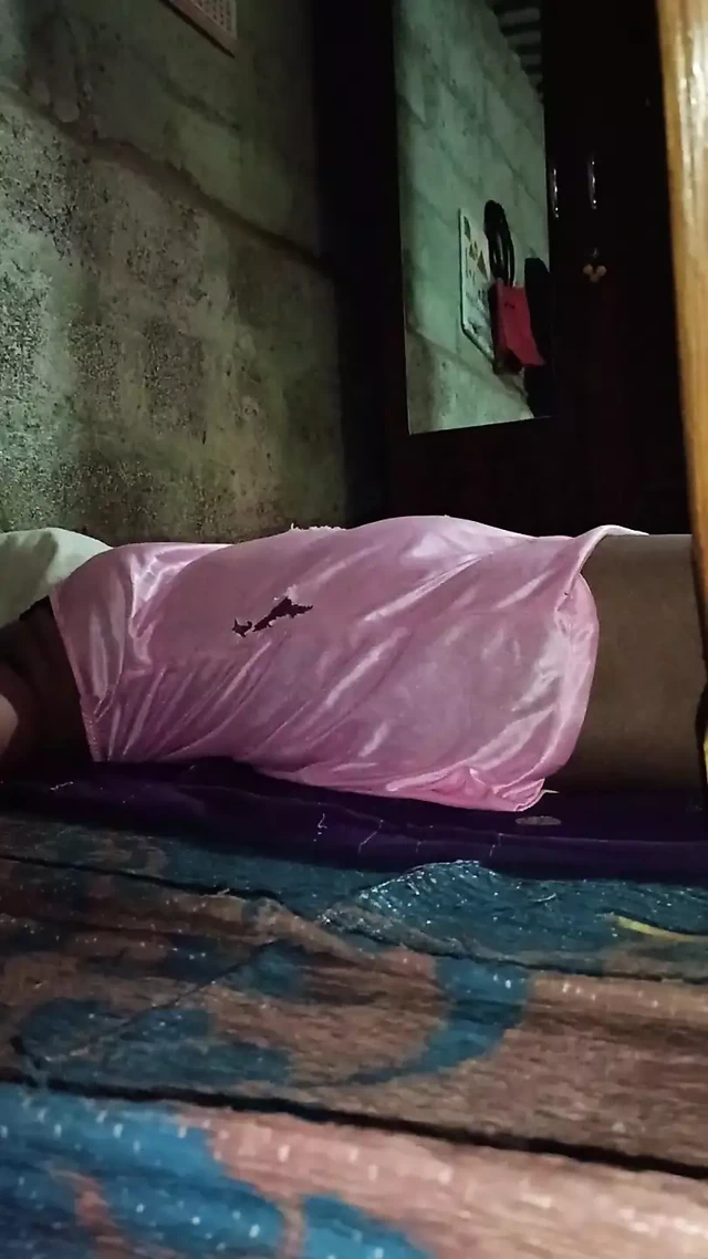 Hintli üniversiteli seksi kız domalarak sikişiyor queen4desi