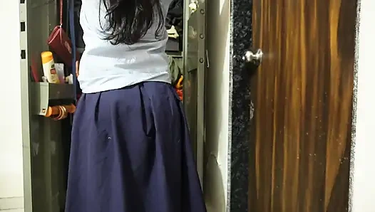 kamwali bai ki ladaki kam kar rahi thi tabhi sahab ji ne choda