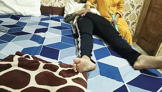 Ateşli hizmetçi kötülüğün önünde takım elbise giyiyor ve Hintçe seste yarak ve sert göt sikişi emiyor