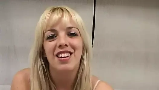 Amatör latin Tamara yaşlı yarağı emiyor ve boşalıyor