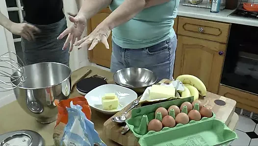 Minyon kız tombul nineyle pişiriyor