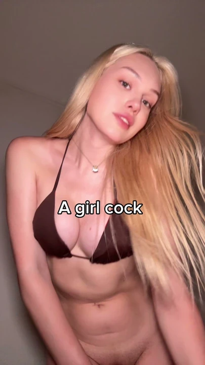 Sarışın bir kadın bikinisini çıkarıyor ve kadın yarağını gösteriyor