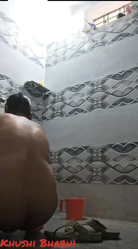 Desi bhabhi banyosu, banyo me naha rahi h...