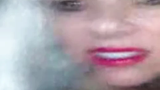 Siyah horoz ve seksi bir sarışın