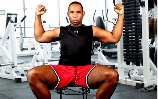 Chris'in kaslarını tapıyor