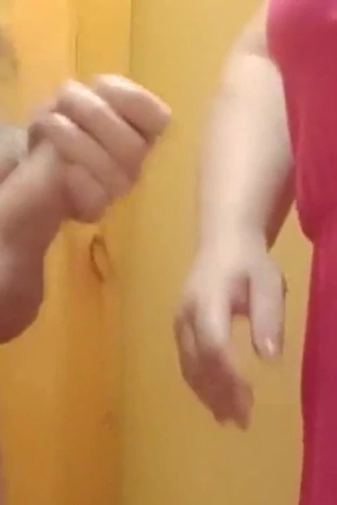Bir komşu ziyarete geldi ve sikimi emiyor ağzıma boşalıyor