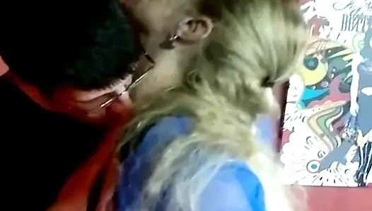 Büyük memeli Fransız sarışın genç erkek avcısı sert sikiliyor